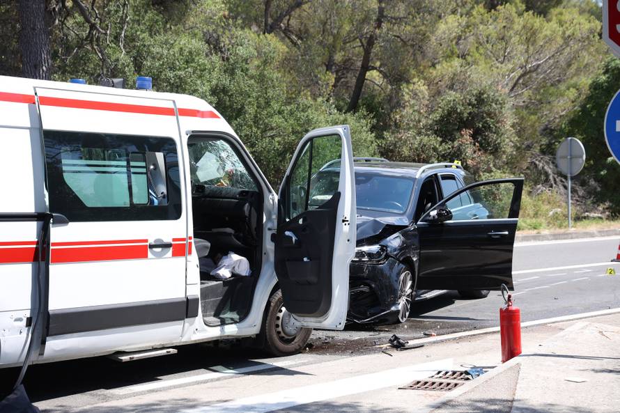 Šibenik: Sudar automobila i vozila saniteta kod Morinjskog mosta, šest osoba prevezeno u bolnicu 