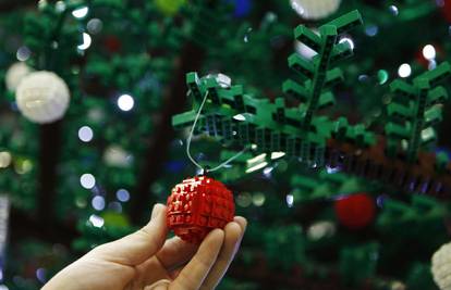 Galerija: Sastavili su najviše božićno drvo od Lego kockica