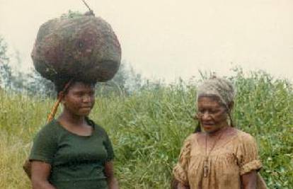 Nova Gvineja: Žena rodila dok je visjela na vješalima