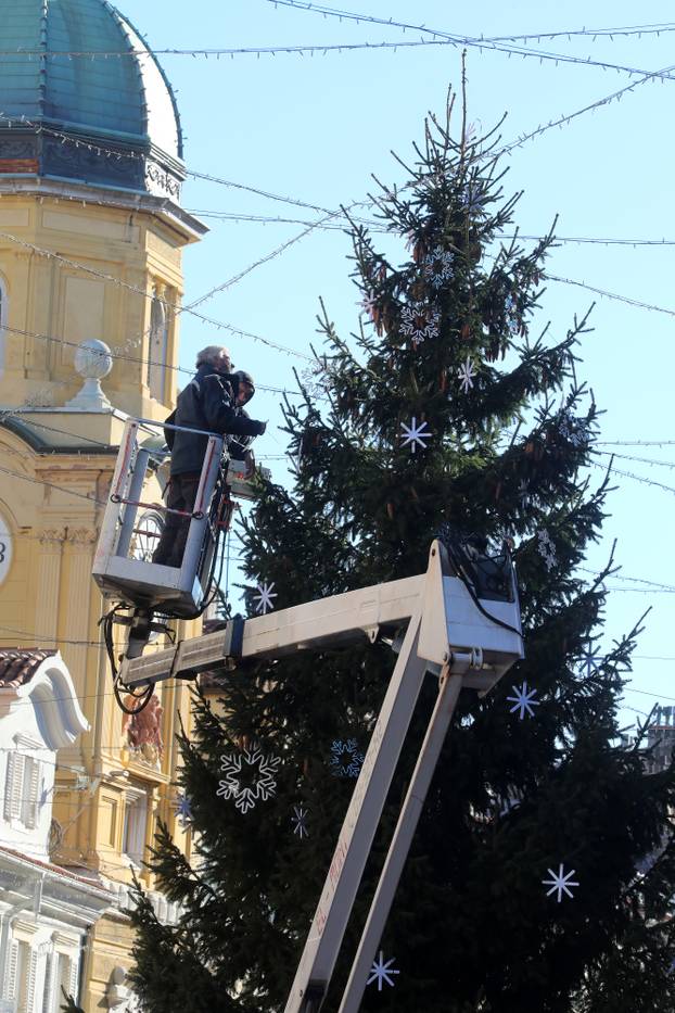 Rijeka: Stavljanje ukrasa na jelku na Korzu.