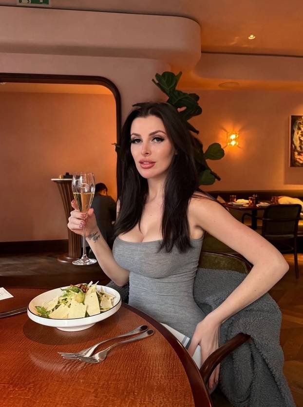 FOTO 'Svi misle da sam glupa jer poziram gola, a završila sam studij na Harvardu!'