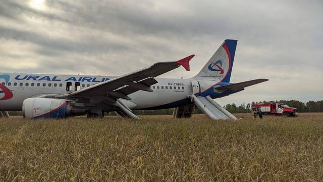 Ruski avion sa 159 ljudi prisilno sletio u polje kod Novosibirska