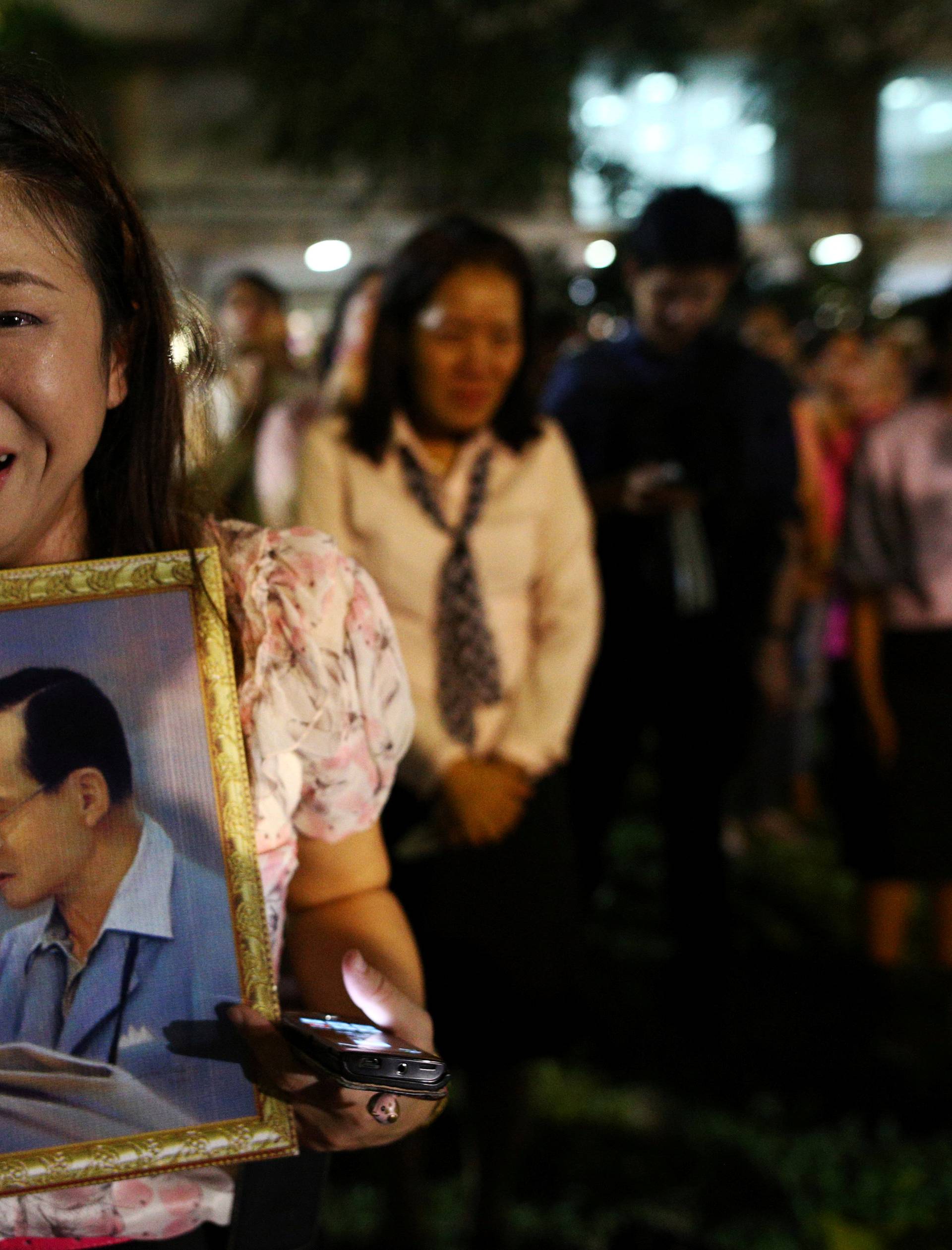 A woman weeps after an announcement that Thailand's King Bhumibol Adulyadej has died, at the Siriraj hospital in Bangkok