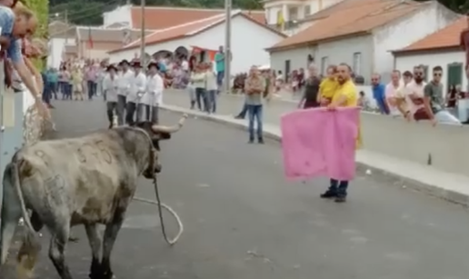 Prolaznici nisu mogli vjerovati: Izazivao bika s djetetom u ruci