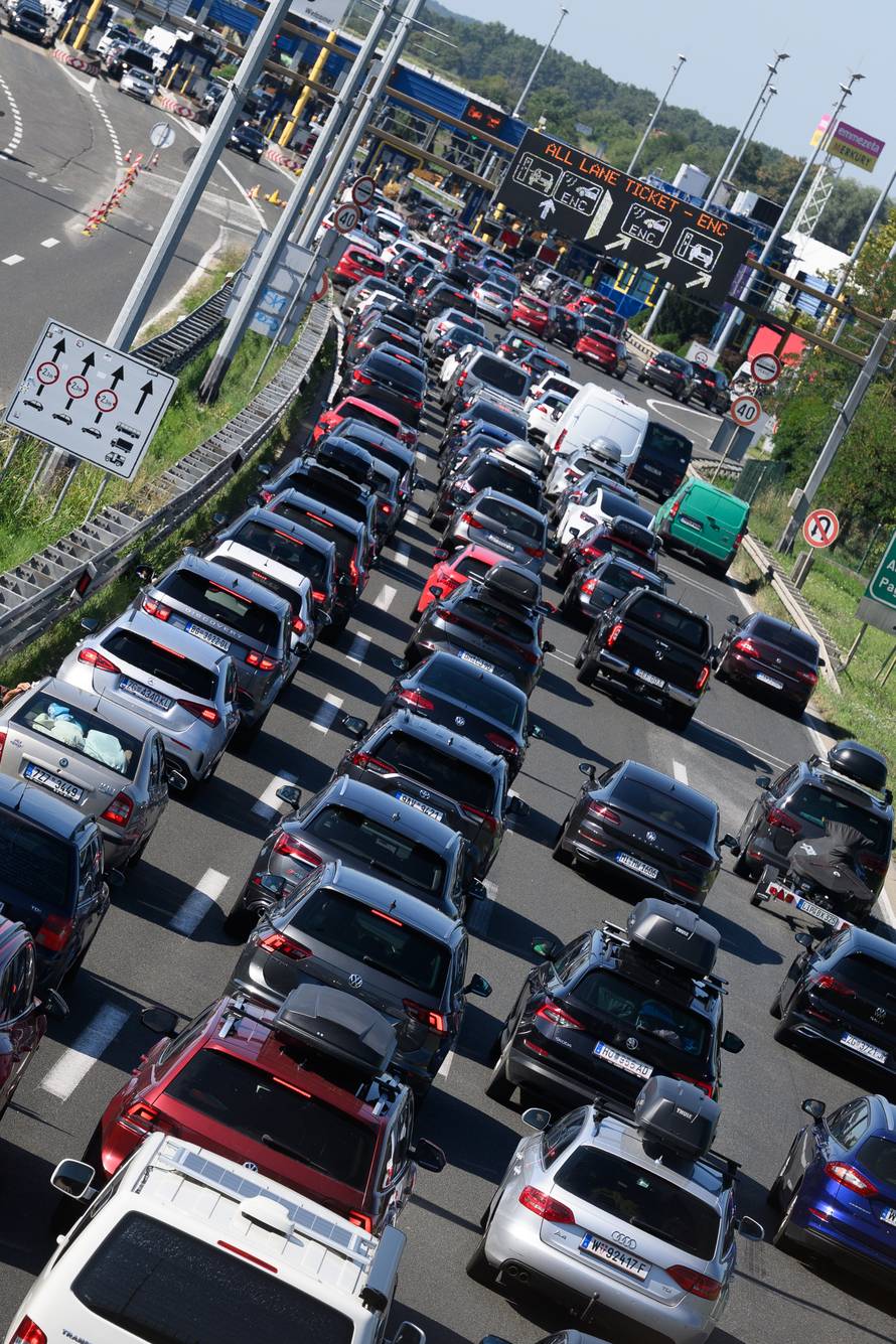 Zagreb: Pojačan promet u smjeru prema moru ispred NP Lučko