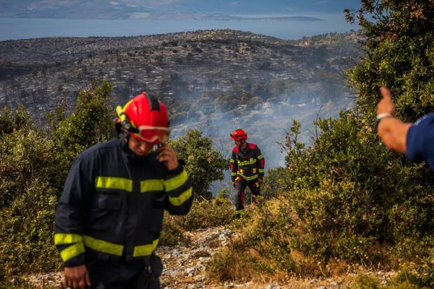 Nerežišća: Tijekom poslijepodneva ponovno se razbuktao požar