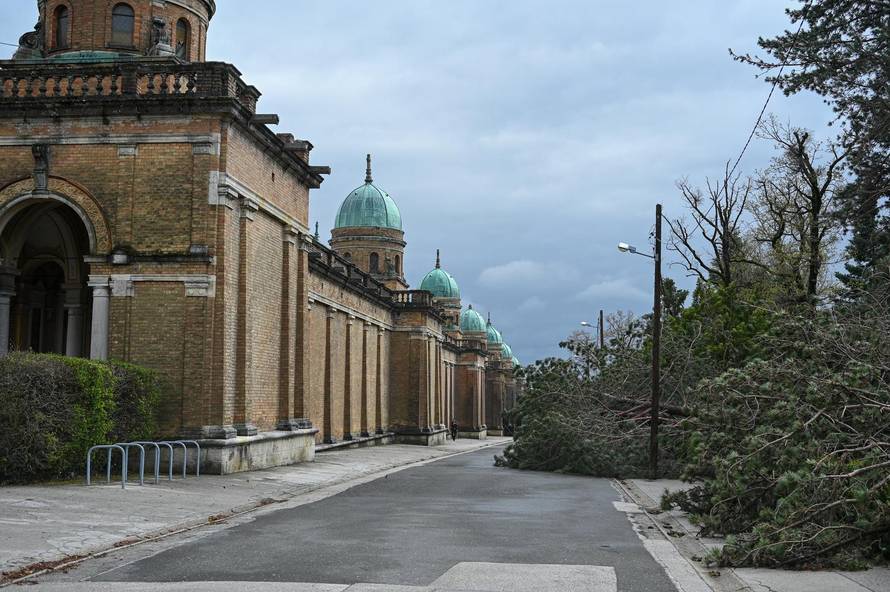 Zagreb: U nevremenu teško oštećeno gradsko groblje Mirogoj