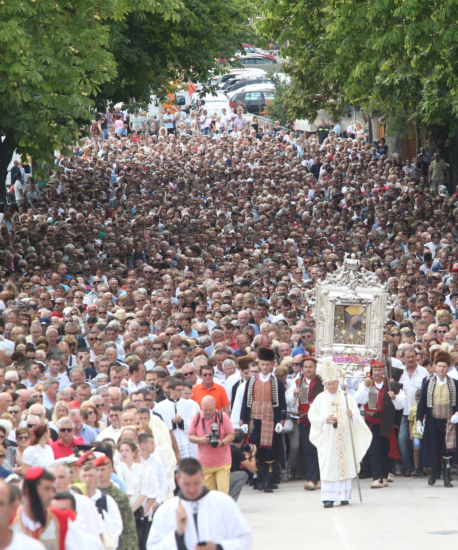 Sinj: TisuÄe vjernika sudjelovalo u procesiji i misnom slavlju povodom svetkovine Velike Gospe