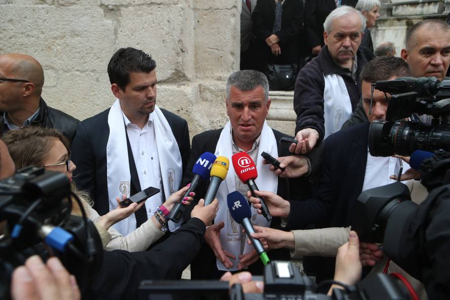 Kerum kao Papa pratio misu s prozora, stigao je i Plenković