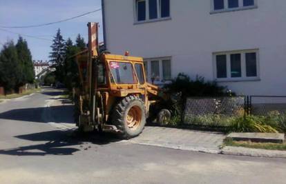 Bager sa nizbrdice otklizao u dvorište obiteljske kuće