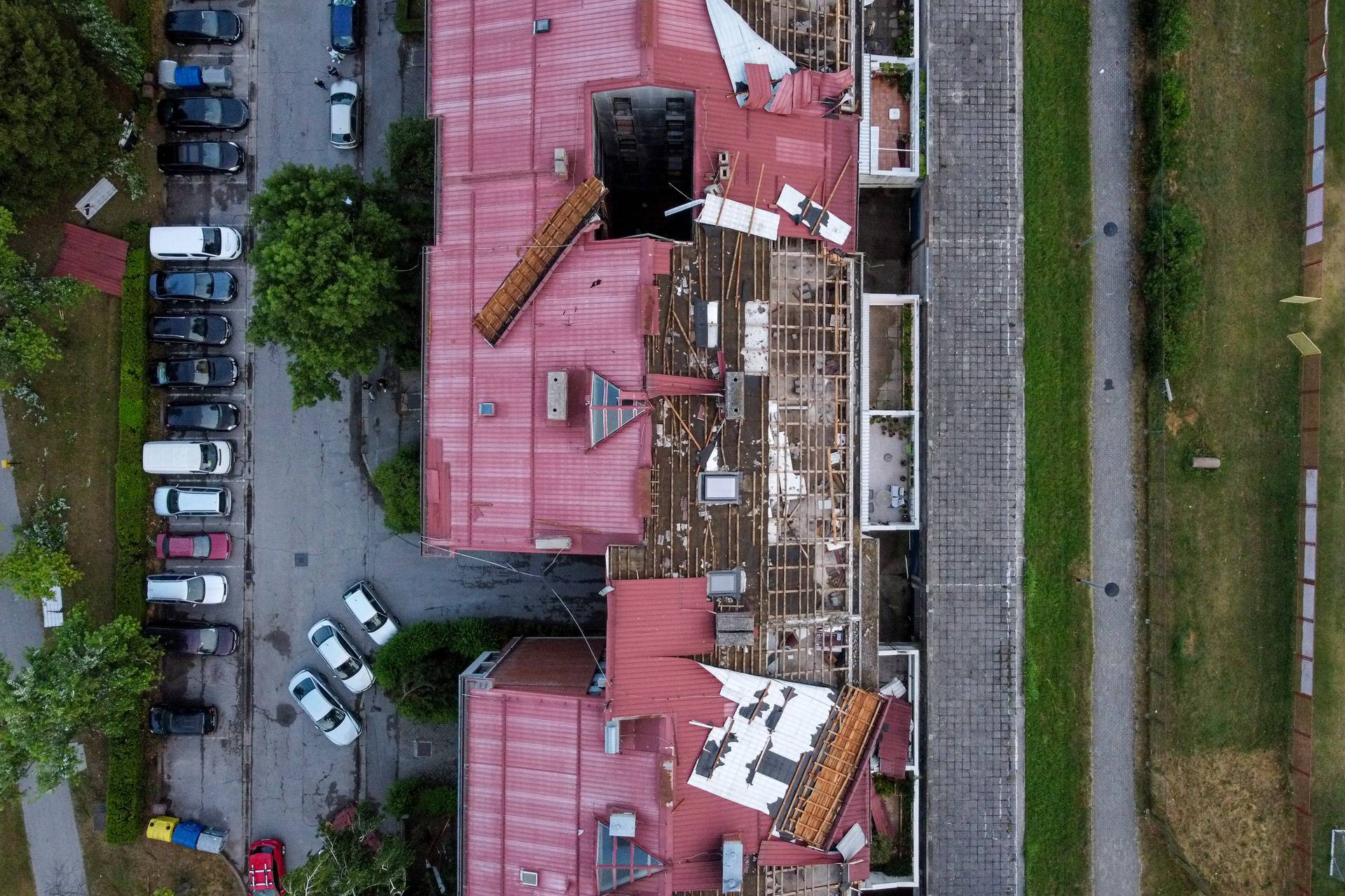 POGLED IZ ZRAKA - U olujnom nevremenu  vjetar odnio krov sa zgrade u Španskom