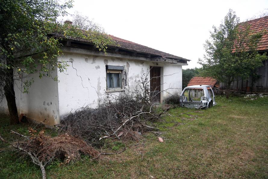 Migranti im prolaze kraj kuća: 'Strah me je, pogotovo po noći'