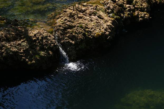 Martin Brod, slikovito naselje smješteno na ušću rijeke Unac u Unu