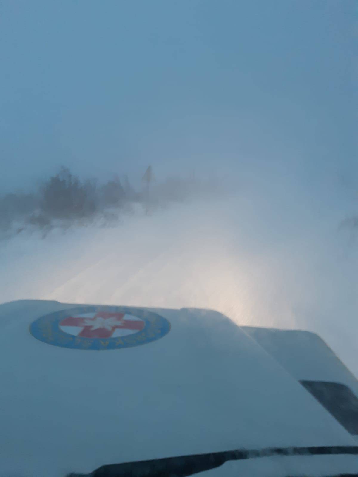 Išli autom u 'đir' po mećavi na Velebit, spasio ih HGSS: 'Auto će izvući tek kad snijeg okopni'