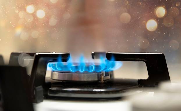 Close,Up,Shot,Of,Blue,Fire,From,Domestic,Kitchen,Stove