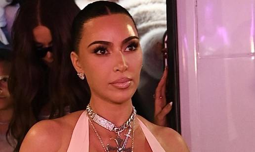 FOTO Lateks, duboki dekolte i križ među grudima: Kim jedva obuzdala svoje bujne obline...