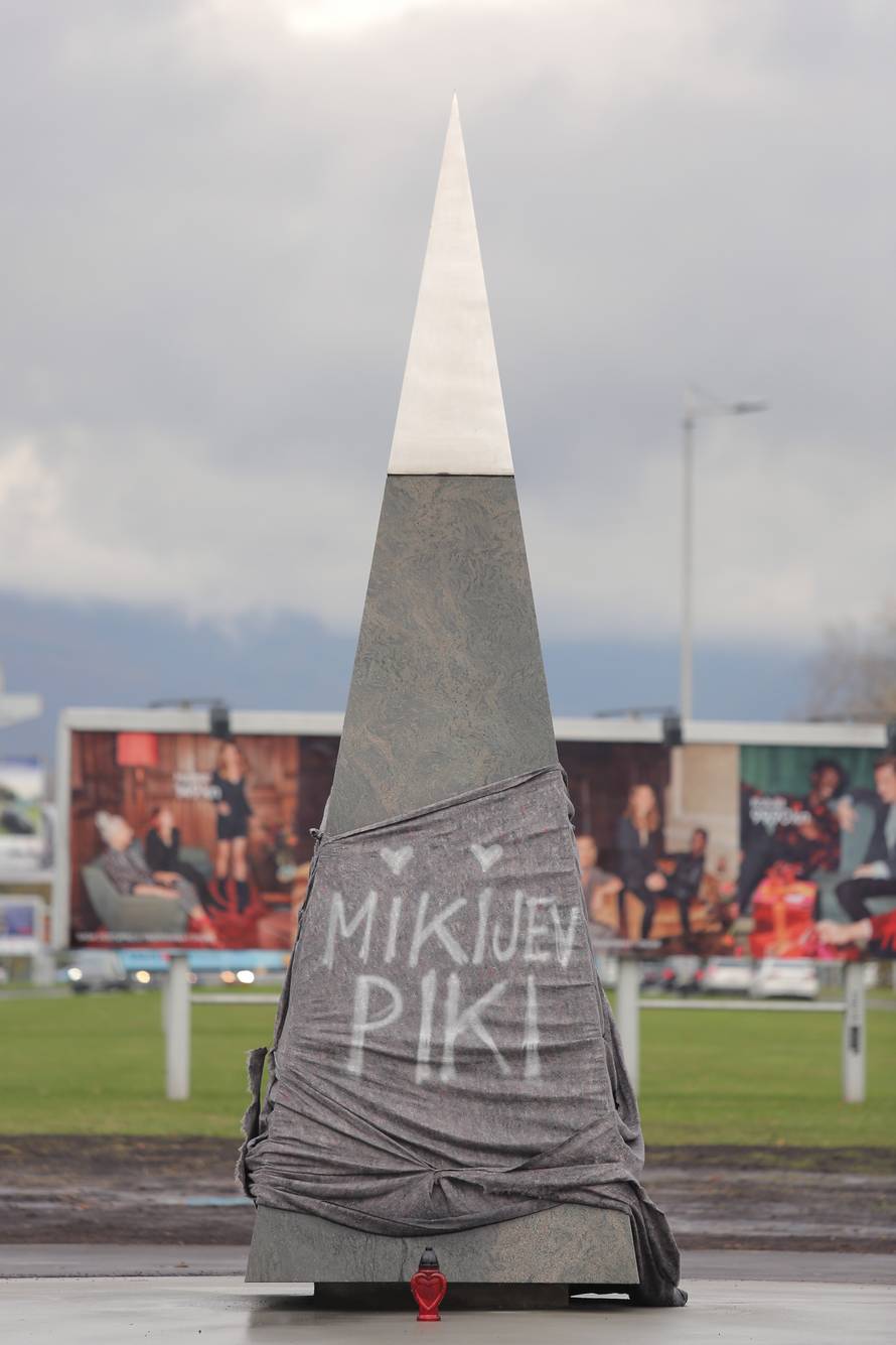 Zagreb: Na granitnoj piramidi osvanuo grafit "Mikijev piki"