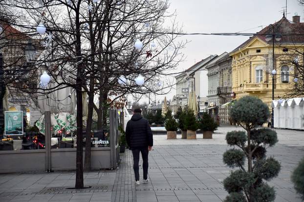 FOTO Slavonski Brod oblači svoje božićno ruho: Priprema grada za blagdansko ozračje