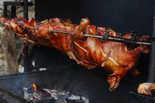 Kako spe&cacute;i savr&scaron;en odojak na ra&zcaron;nju? Klju&ccaron;na je koli&ccaron;ina soli i &zcaron;eravica bez previ&scaron;e dima...