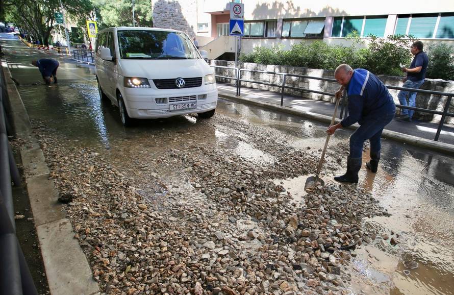 Split: Zbog puknute glavne vodovodne cijevi ulice zavrÅ¡ile pod vodom