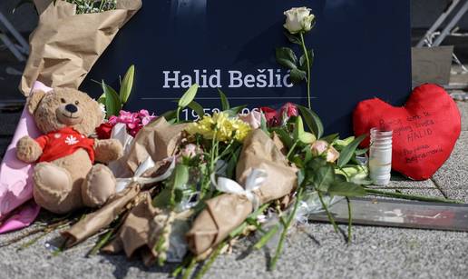 FOTO Svijeće, cvijeće i poruke za Halida: Sarajevo se još oprašta od pjevača, pogledajte prizore