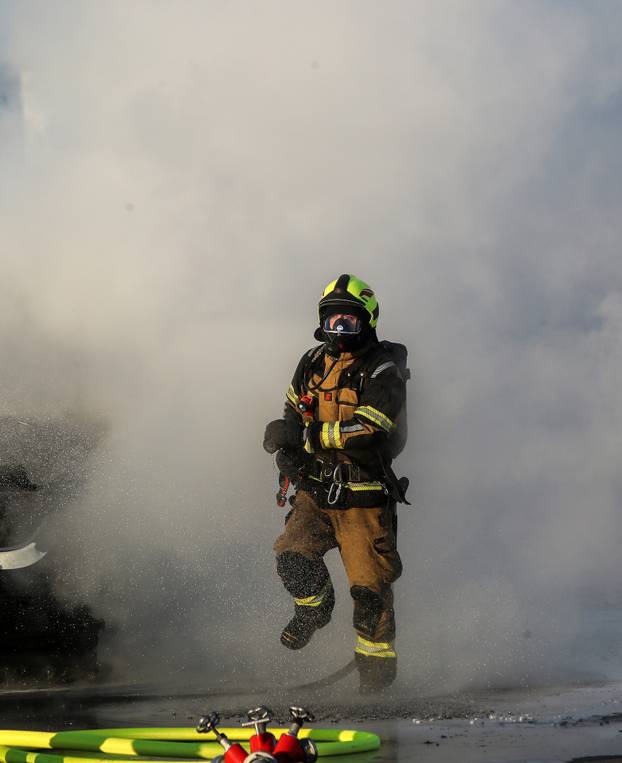 Zagreb: Požar kombi vozila na  Aveniji Većeslava Holjevca