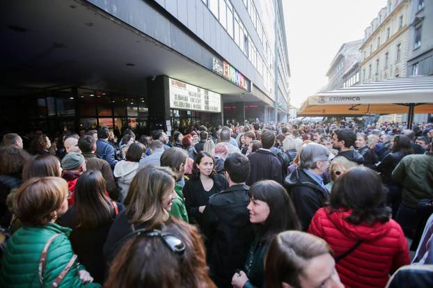 Zagreb: PoÄelo okupljanje graÄana u znak podrÅ¡ke Kinu Europa