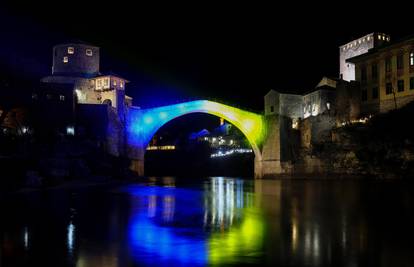 Mostar: Stari most osvijetljen bojama ukrajinske zastave