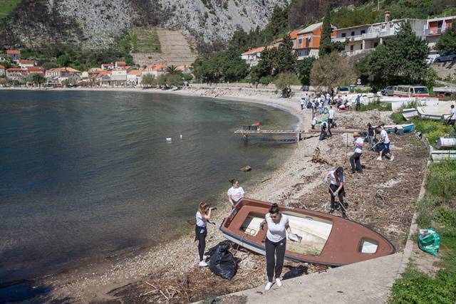 Održana Akcija čišćenja plaža i opožarenih dijelova na Pelješcu