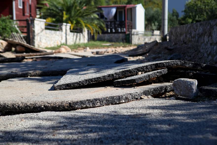 Vodena bujica prohujala je Mekom Dragom i ostavila katastrofu