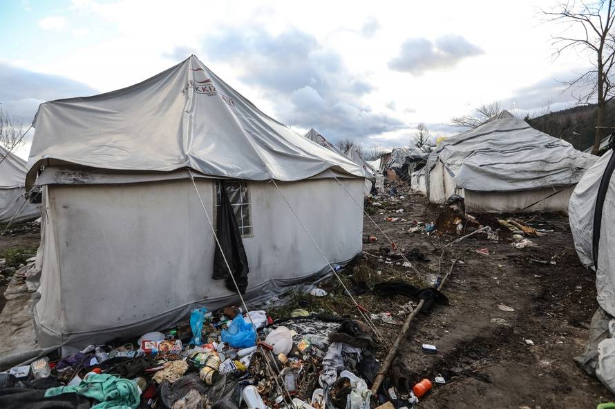 Izbjeglice u kampu Vučjak čekaju vijesti o preseljenju