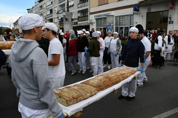 FOTO Slavonski Brod oborio rekord: Na Pogačafestu ispekli pogaču dugačku 20 metara!