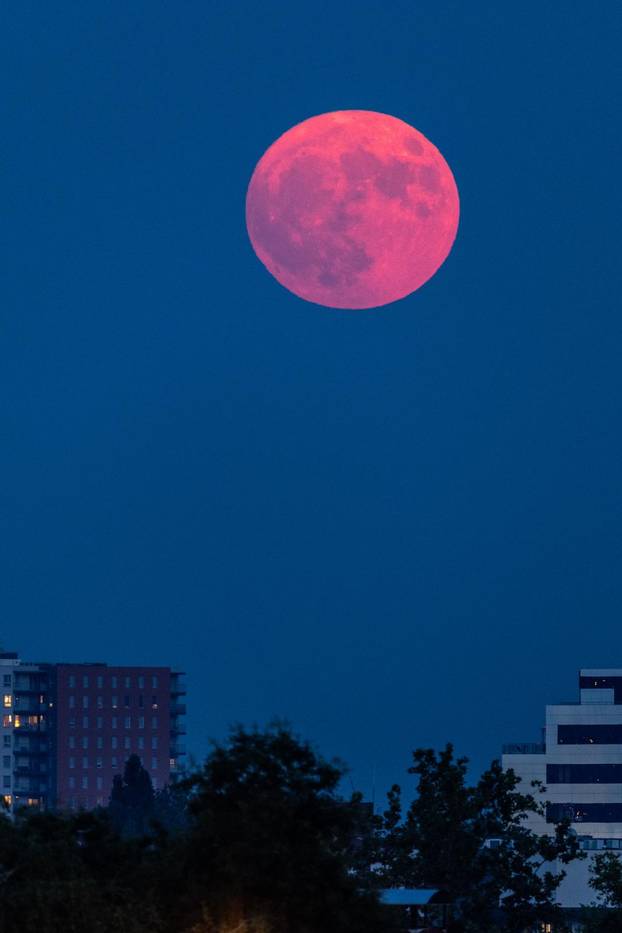 Puni mjesec nad Zagrebom