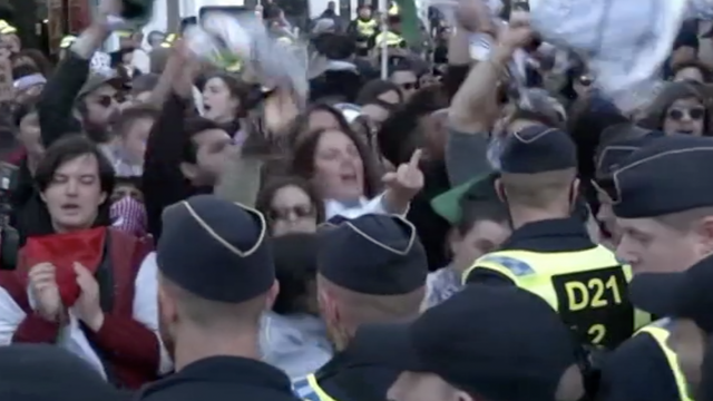 VIDEO Prosvjednici se svađali s policijom u Švedskoj uoči finala, oni ih polijevali i tjerali vodom