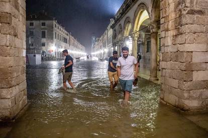 Stradun u Dubrovniku nakon obilne kiše postao kupalište