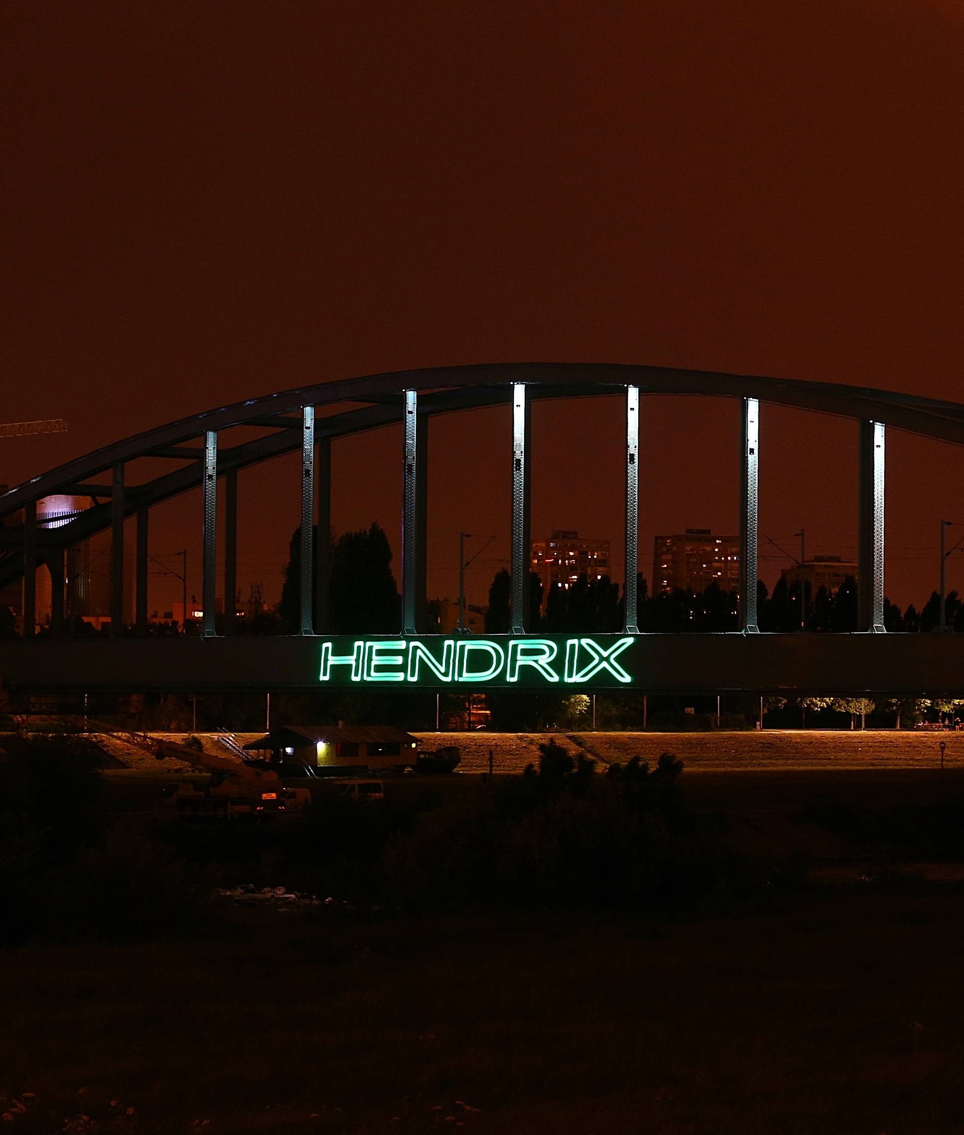 Mile baš voli disko: Hendrixov most sad ima svjetleći natpis!