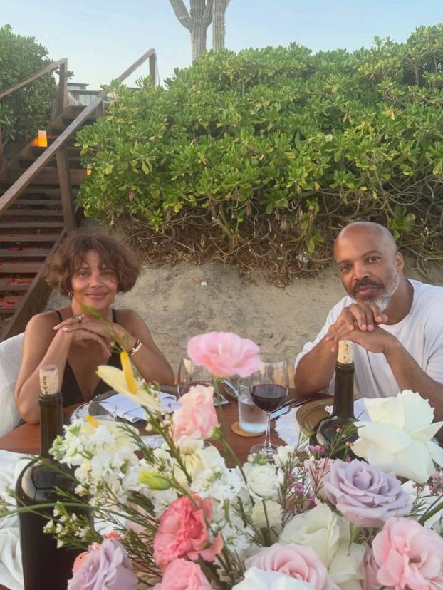 FOTO Ma tko bi joj dao 60? Halle Berry u prozirnoj čipki pokazala svoju vitku figuru