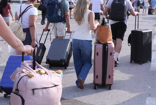 Split: Velik broj putnika odlazi katamaranima na otoke