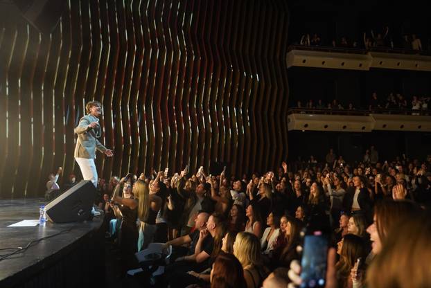 Teenage star Jakov Jozinovic gave his first performance in the MTS Hall.

Tinejdz zvezda Jakov Jozinovic odrzao je prvi nastup u mts Dvorani.