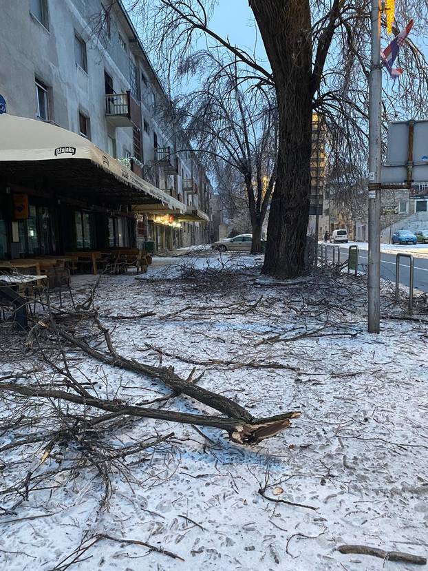 FOTO Smrznuti Knin: Pucaju stabla i grane, putnici satima zaglavljeni u vlaku...