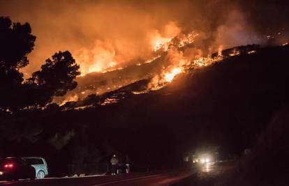 Više od 100 vatrogasaca još se bori s buktinjom i orkanskim  udarima bure u Lokvi Rogoznici