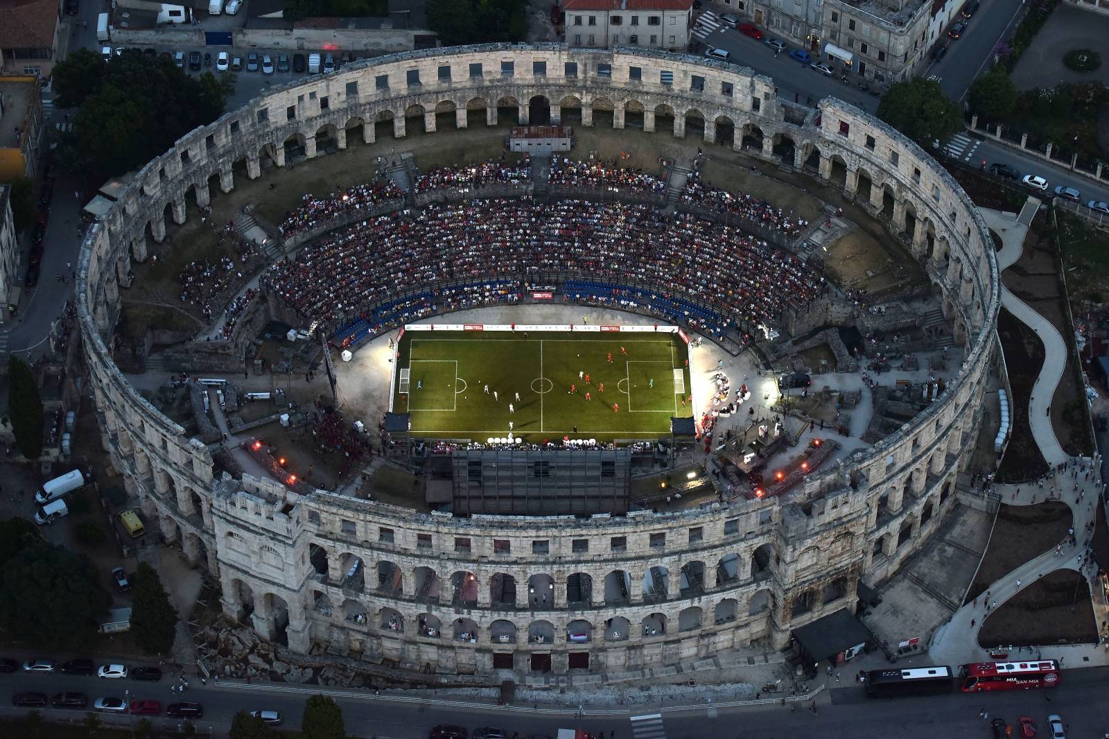 Pula: Nogometni spektakl u rimskom amfiteatru iz zraka