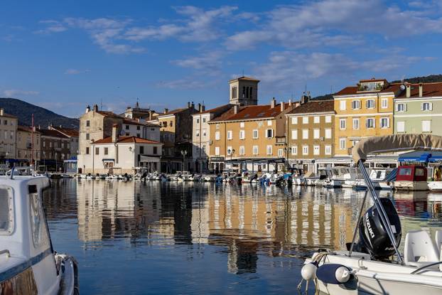 Grad Cres na otoku Cresu