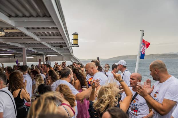 Split: Koncert u čast Oliveru Dragojeviću  na trajektu za Velu Luku