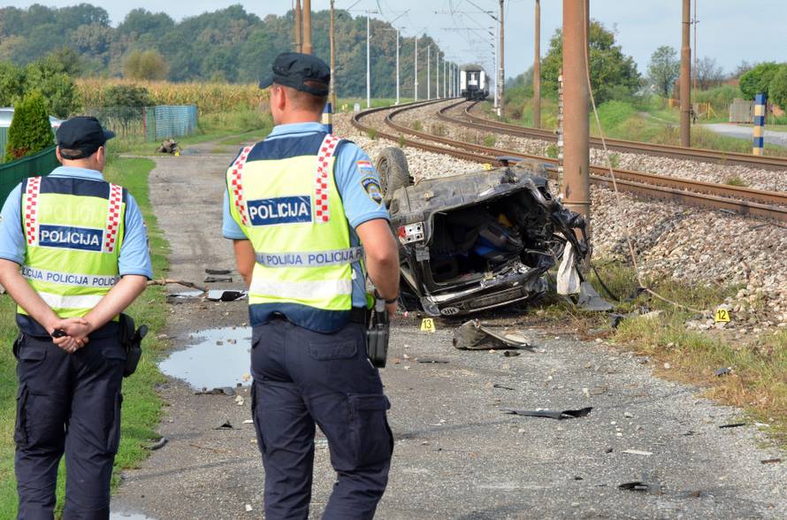 Donji Andrijevci: Jedna osoba smrtno stradala u naletu vlaka na automobil