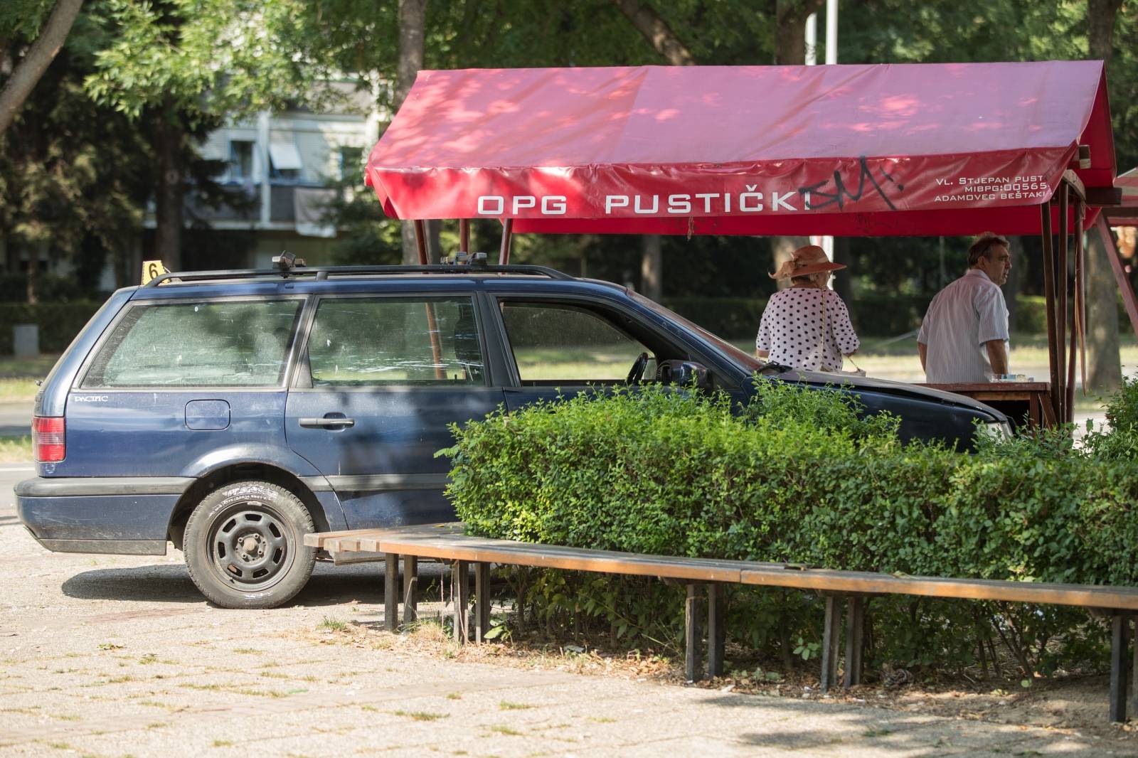 Zagreb: Nakon sudara automobil odbaÄen na nogostup naletio na majku s djetetom u Travnom