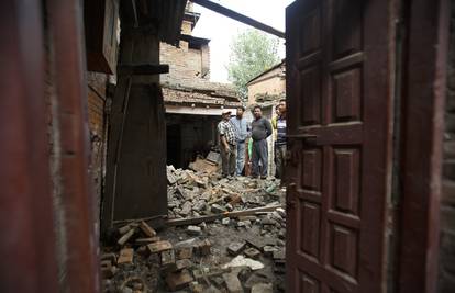 Strahuje se od još potresa, do sada ima najmanje 50 mrtvih 