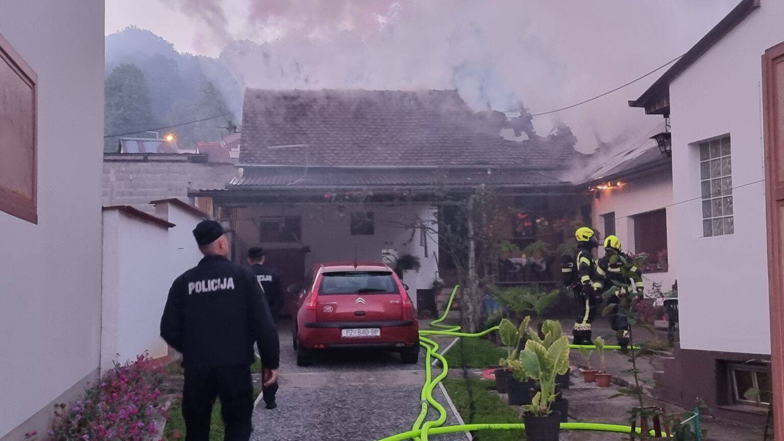 Požar počeo na krovu kuće, vatrogasci se bore sa stihijom