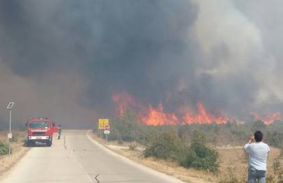 Požar u Zatonu Obrovačkom gase kanaderi, ometa ih bura