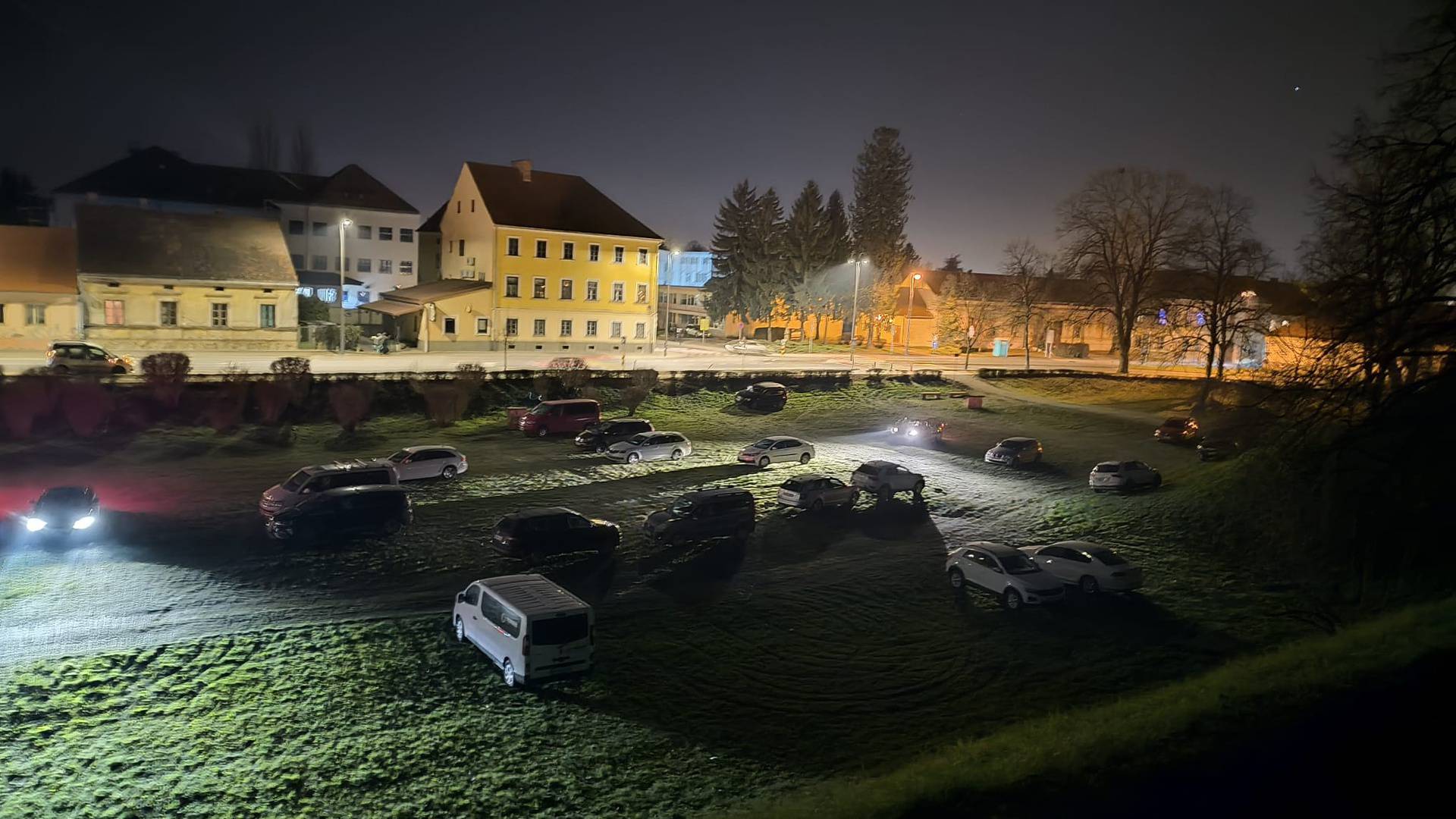 FOTO Nema parkinga pa za Advent parkiraju do bedema Starog grada u Varaždinu...